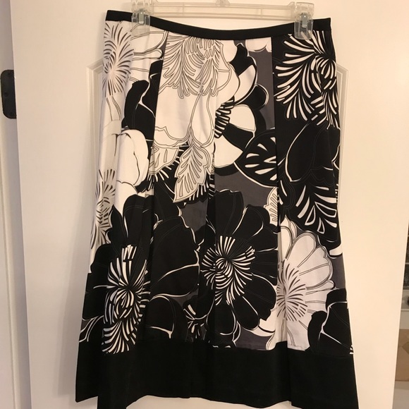 Black and white skirt. Like new. - Picture 1 of 3